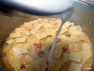 14、咸蛋黄腊肠豆腐,出锅前倒入少许的水淀粉使之豆腐更滑嫩入味