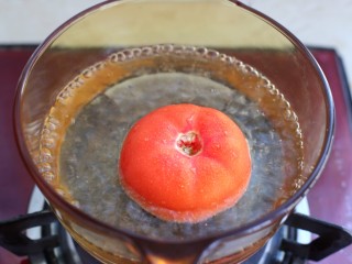 2、番茄肉酱螺旋意面,锅中烧开水，将番茄划十字的部位朝下放入水中烫煮约30秒