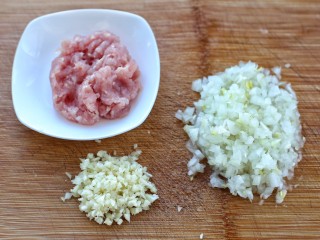 4、番茄肉酱螺旋意面,将猪肉剁成肉糜，洋葱和大蒜剁成碎末
