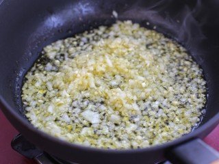 5、番茄肉酱螺旋意面,锅中放一勺橄榄油烧至五成热，倒入洋葱和蒜末煸炒出香味