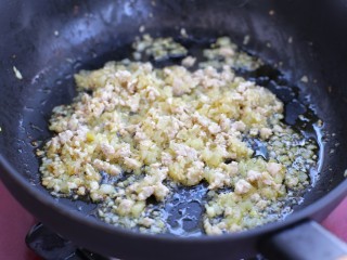 6、番茄肉酱螺旋意面,再放入肉末炒至发白断生状态