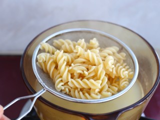 9、番茄肉酱螺旋意面,利用煮酱的时间另起一锅烧开水，放入一匙橄榄油和少许盐，将螺旋意面放入锅中煮10-12分钟，待意面没有硬心后捞出