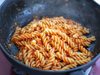 11、番茄肉酱螺旋意面,倒入煮好的螺旋意面翻拌均匀即可