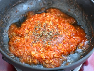10、番茄肉酱螺旋意面,酱汁煮至粘稠状态后放入罗勒碎翻炒均匀