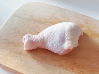 1、大吉大利今晚吃鸡：彩蔬鸡串,食材准备：琵琶腿2个 鸡蛋1个 鸡胸肉1块 洋葱1个 彩蔬（红/黄）各2个 生抽/料酒/蚝油适量