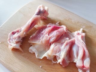 2、大吉大利今晚吃鸡：彩蔬鸡串,食材处理：琵琶腿弃骨留肉