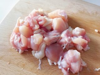 3、大吉大利今晚吃鸡：彩蔬鸡串,切成大小适中的鸡块