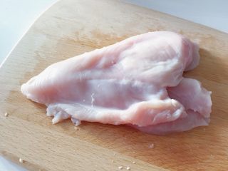 4、大吉大利今晚吃鸡：彩蔬鸡串,鸡胸肉清洗干净 片开