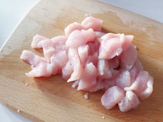 5、大吉大利今晚吃鸡：彩蔬鸡串,切成大小适中的小块