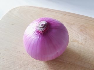 6、大吉大利今晚吃鸡：彩蔬鸡串,洋葱洗净