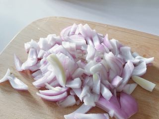 7、大吉大利今晚吃鸡：彩蔬鸡串,切成洋葱粒备用