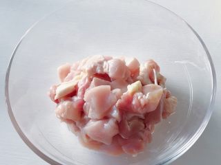 8、大吉大利今晚吃鸡：彩蔬鸡串,取一个大碗 放入切好的鸡肉