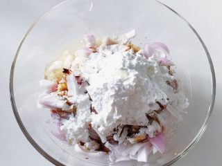 12、大吉大利今晚吃鸡：彩蔬鸡串,淀粉和鸡蛋清（鸡蛋清和淀粉起到嫩肉效果）