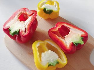 14、大吉大利今晚吃鸡：彩蔬鸡串,红黄辣椒洗净切开 剥掉“籽”