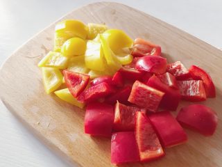 15、大吉大利今晚吃鸡：彩蔬鸡串,切成大小差不多的小方块备用