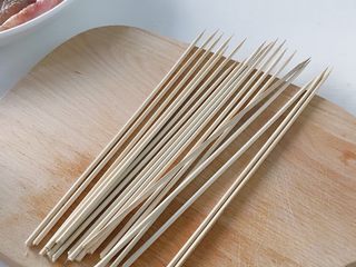 16、大吉大利今晚吃鸡：彩蔬鸡串,竹签若干 用开水浸泡半小时后用厨房纸吸干水分备用