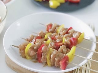 17、大吉大利今晚吃鸡：彩蔬鸡串,如图一样串成串