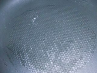 18、大吉大利今晚吃鸡：彩蔬鸡串,平底锅烧热刷一层薄薄的油