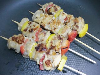 19、大吉大利今晚吃鸡：彩蔬鸡串,放入鸡串 两面煎至金黄