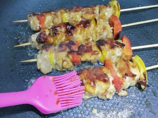 20、大吉大利今晚吃鸡：彩蔬鸡串,刷上自己喜欢的酱料 再煎几分钟即可（烧烤酱或者照烧汁：照烧汁很简单 一勺生抽两勺蜂蜜搅拌均匀即可）