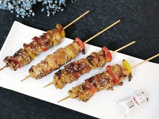 21、大吉大利今晚吃鸡：彩蔬鸡串,烤好的鸡串 撒上一些白芝麻 就可以撸啦