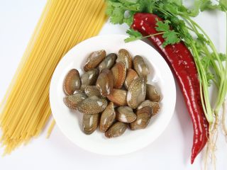 1、海鲜鲜意粉,准备好食材：意大利粉、花甲、红椒、香菜。