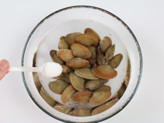 2、海鲜鲜意粉,买回来的花甲放水里，加入适量的盐，浸泡两个小时左右，期间经常换水，能让花甲尽量把沙子等脏物吐出来。