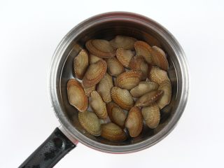3、海鲜鲜意粉,锅中加入适量的水，加入花甲，煮到花甲的壳张开后即可关火。