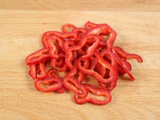 5、海鲜鲜意粉,红椒去籽，洗干净后切条状。