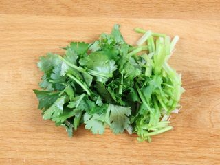 6、海鲜鲜意粉,香菜清洗干净，切段。