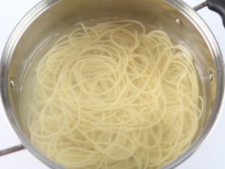 7、海鲜鲜意粉,另一个锅中加入适量的水煮开，加入适量的盐，加入意粉，大概煮8分钟左右，意粉熟了就可以关火了。