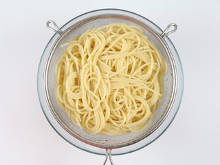 8、海鲜鲜意粉,煮好后的意粉沥干水分。