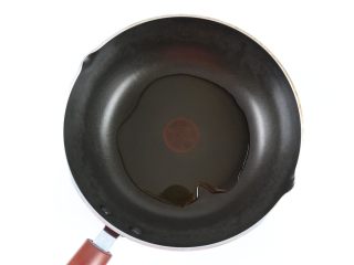 9、海鲜鲜意粉,炒锅中加入适量的橄榄油。