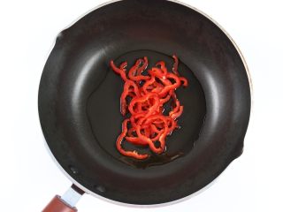 10、海鲜鲜意粉,加入红椒，翻炒片刻。