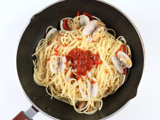 13、海鲜鲜意粉,加入番茄酱，适量的盐调味，翻炒，拌匀。