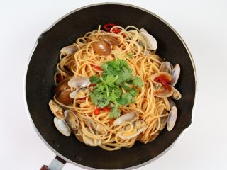 14、海鲜鲜意粉,起锅前加入香菜即可。