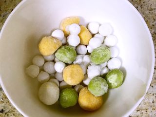 2、桂花酒酿圆子,各色圆子从冰箱取出回温