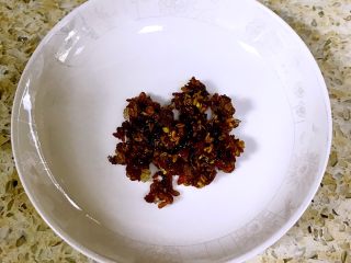 3、桂花酒酿圆子,准备好蜜桂花