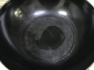 4、桂花酒酿圆子,锅中倒入清水烧开