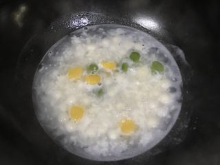 5、桂花酒酿圆子,圆子倒入锅中，大火煮开至圆子上浮