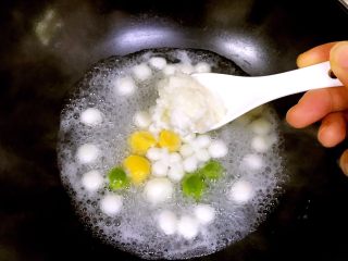 6、桂花酒酿圆子,开小火，加入甜酒酿稍煮