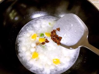 7、桂花酒酿圆子,加入蜜桂花煮开即关火