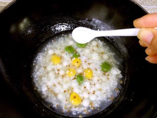 8、桂花酒酿圆子,加入白砂糖，不喜欢太甜的也可少加或不加，因为蜜桂花本身就是甜的