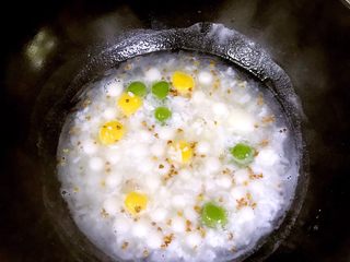 9、桂花酒酿圆子,搅拌均匀即可盛出