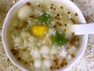 10、桂花酒酿圆子,这样一碗桂花酒酿圆子就煮好了