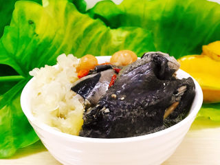 11、银耳元肉乌鸡汤,成品图