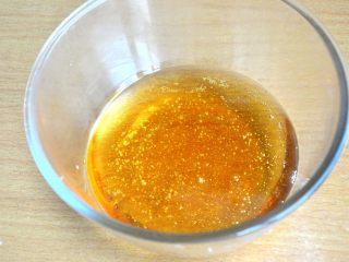 1、豆沙蛋黄月饼,将转化糖浆，花生油倒入打蛋盆，我用的广式月饼预拌粉，所以不需要加枧水。