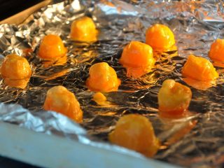 7、豆沙蛋黄月饼,放入烤箱150度烤7-8分钟。