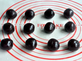 8、豆沙蛋黄月饼,提前准备好豆沙馅，分成22克一个，搓成小球。