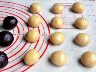 10、豆沙蛋黄月饼,皮和馅的比例我用的4：6，将面团分成20克一个的小球。配方的量刚好12个50克月饼。